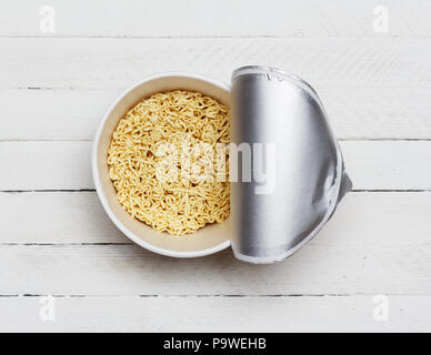 Instant Nudeln auf hölzernen Hintergrund, Top View close-up Stockfoto