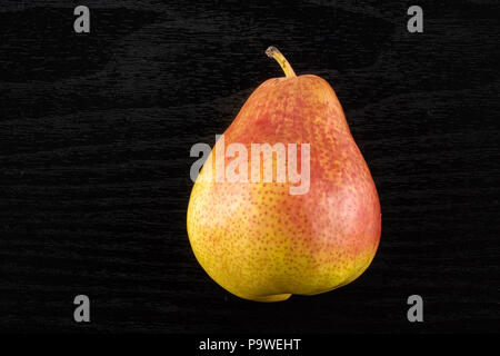 Eine ganze Frische rote Birne forelle Vielfalt flatlay auf schwarzem Holz Stockfoto