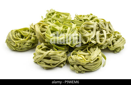 Spinat Fettuccine Pasta Stapel raw isoliert auf weißem Hintergrund Stockfoto