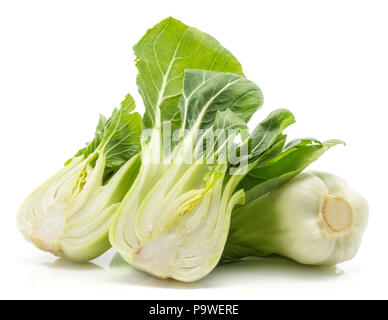Bok Choy (Pak Choi) ein Kraut und zwei Hälften geschnitten auf weißem Hintergrund Stockfoto