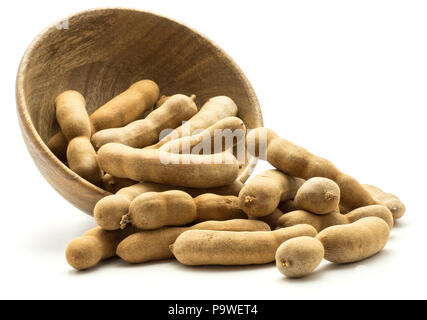 Tamarind indischen Terminen eine braune hölzerne Schüssel auf weißem Hintergrund Stockfoto