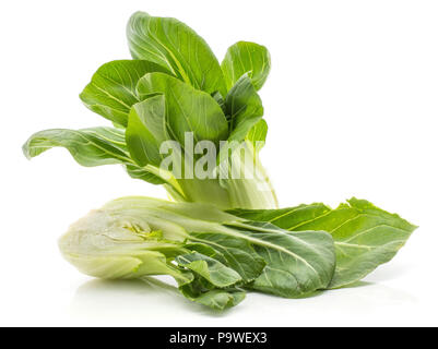 In Scheiben geschnitten Bok Choy (Pak Choi) auf weißem Hintergrund zwei Hälften geschnitten, frisch isolierten Stapel Stockfoto