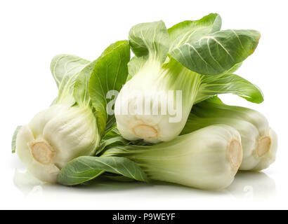 Bok Choy (Pak Choi) auf weißem Hintergrund vier frische Kopfkohl isoliert Stapel Stockfoto