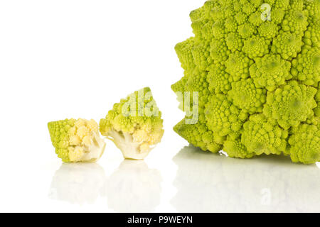 Grün Romanesco Blumenkohl auf weißem Hintergrund zwei Stücke mit einem Kopf Stockfoto