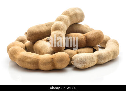 Braun tamarind auf weißem Hintergrund indische Termine in einer spröden Gehäuse isoliert Stockfoto