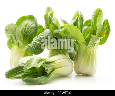 Bok Choy (Pak Choi) auf weißem Hintergrund vier frische Kopfkohl isoliert Stockfoto