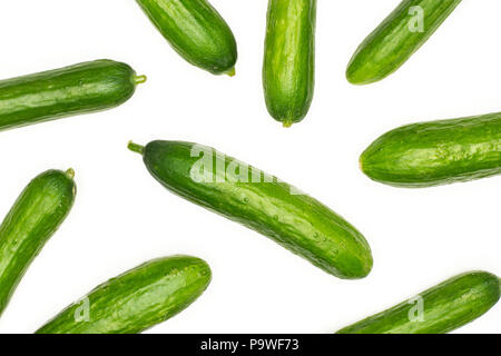 Fresh mini Gurken flatlay auf weißem Hintergrund Stockfoto