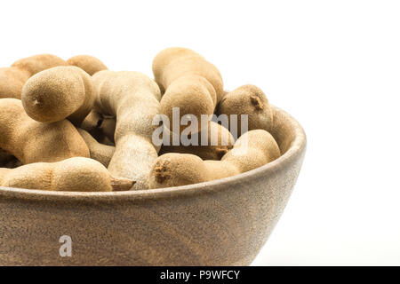 Indische Termine Tamarind in eine hölzerne Schüssel auf weißem Hintergrund Stockfoto