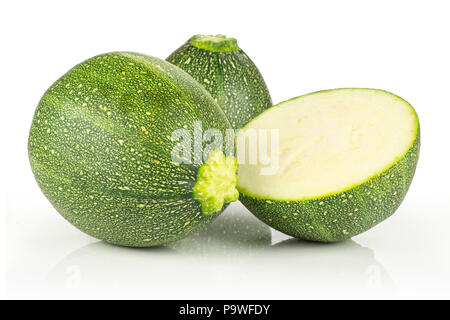 Zwei runde Zucchini und ein Abschnitt Hälfte isoliert auf weißem Hintergrund frische Sommer Squash Stockfoto