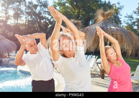 Yoga für Senioren macht Übung für Fitness und Gesundheit im Spa Hotel Stockfoto