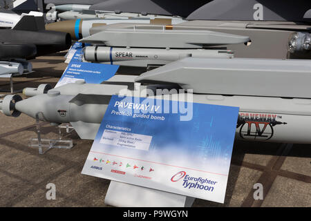 Lenkflugkörpersysteme für die BAE Systems Typhoon auf der Farnborough Airshow am 16. Juli 2018 in Farnborough, England. Stockfoto