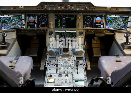 Detail der Cockpit-Instrumente in einem Airbus von Qatar Airways A350-100 auf der Farnborough Airshow am 18.. Juli 2018 in Farnborough, England. Stockfoto