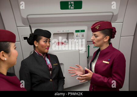 Qatar Airways Kabinenpersonal in einem Airbus A350-1000 in Farnborough, am 18. Juli 2018 in Farnborough, England. Stockfoto