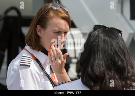 Frauen EasyJet Piloten auf der Farnborough Airshow am 18. Juli 2018 in Farnborough, England. Stockfoto