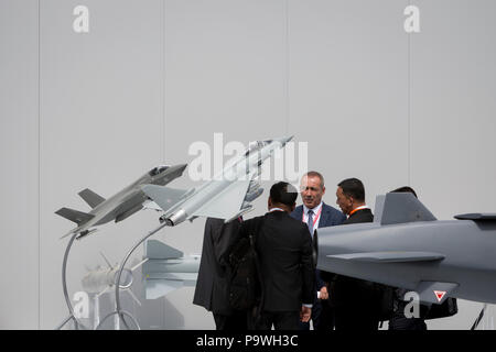 Potenzielle Kunden erhalten ein Briefing neben der MBDA Storm Shadow/SCALP missile System plus F-35 und Taifun Modelle außerhalb der Verteidigung unternehmen und Gastfreundschaft Chalet auf der Farnborough Airshow am 16. Juli 2018 in Farnborough, England. Stockfoto