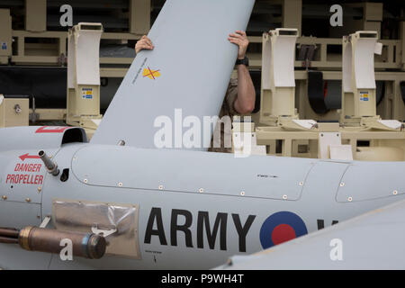 Mitglieder der britischen Armee, der Royal Artillery, die schnelle Bereitstellung eines Thales Watchkeeper UAV auf der Farnborough Airshow demonstrieren, am 18. Juli 2018 in Farnborough, England. Stockfoto