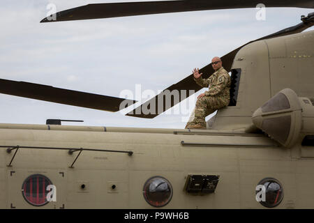 Ein Veteran mit der United States Army Uhren die Fliegen zeigen oben von seinem Chinook Hubschrauber auf der Farnborough Airshow am 18. Juli 2018 in Farnborough, England. Stockfoto