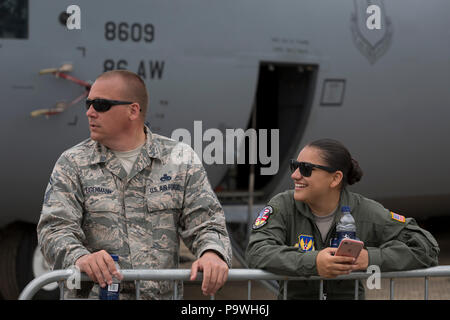 Ein Veteran und Frau mit der US Air Force vor ihren C-130 Flugzeugen auf der Farnborough Airshow am 18. Juli 2018 in Farnborough, England. Stockfoto