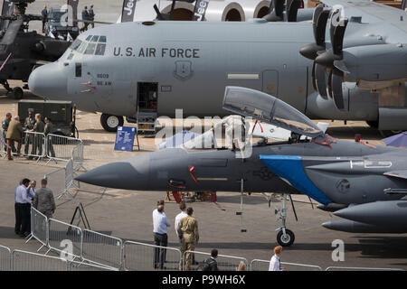 Ein Besatzungsmitglied steigt herab aus dem Cockpit einer F-15 Eagle auf der Farnborough Airshow am 16. Juli 2018 in Farnborough, England. Stockfoto