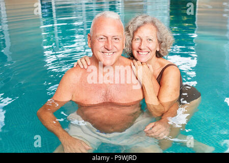 Happy Senioren Paar zusammen im Pool Spa Urlaub im Hotel Stockfoto