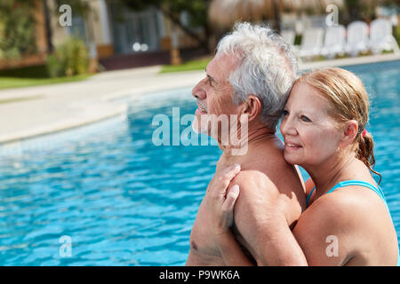 Gerne älteres Paar in Liebe, am Pool entspannen im Wellness Hotel Stockfoto