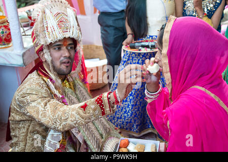 Eine traditionelle Hochzeit in der indischen Provinz.der Bräutigam akzeptiert Geschenke, Wünsche und Segnungen von seiner Familie. Indien Juni 2018 Stockfoto