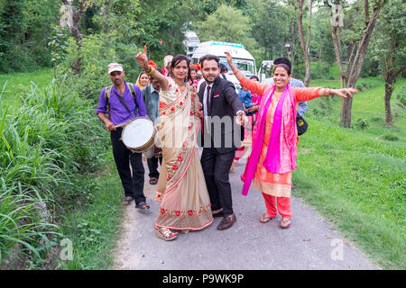 Eine traditionelle Hochzeit in einem kleinen Dorf in der indischen Provinz.Hochzeitsgäste tanzen unterwegs. Indien Juni 2018 Stockfoto