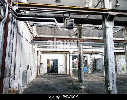 Verlassene Fabrik in Milano, Italia, wie aus einem offenen Fenster auf einer öffentlichen Straße aus gesehen. Stockfoto