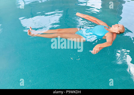 Ältere Frau entspannt im Wasser Yoga als Übung in der Physiotherapie Stockfoto