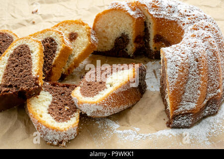 Traditionelle hausgemachte Marmor Kuchen. In Scheiben geschnitten Marmor bundt Cake auf Papier. Stockfoto