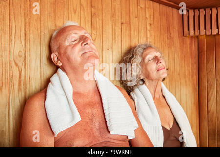 Entspannt senior Paar genießen die gesunde Wärme in der Sauna Stockfoto