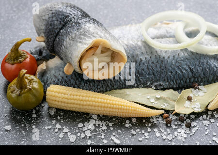 Salzwasser mariniertem Fisch, kalte Vorspeise. Hering Filet mariniert auf dem Schwarzen Brett Stockfoto