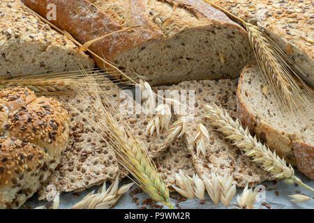 Sortiment an Backwaren auf Papier. Frisch von Backwaren. Stockfoto
