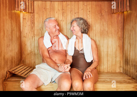 Amorous senior Paar entspannt sich in der Sauna des Wellness Hotel Stockfoto