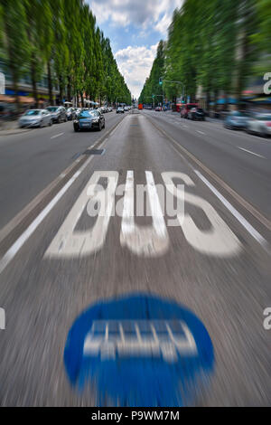 Spur für Busse, Leopoldstraße, Schwabing, München, Oberbayern, Bayern, Deutschland Stockfoto