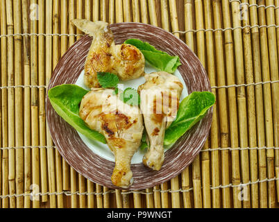 Buttermilch Brined gegrilltes Hähnchen, getränkt mit einer Mischung aus Buttermilch, brauner Zucker, und Hot Sauce Geschmack und Saftigkeit zu gewährleisten Stockfoto