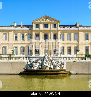 Vorderansicht des Borely Schloss und sein Becken mit behauene Brunnen, Statuen und Strahlwasser in Borely Park in Marseille, Frankreich. Stockfoto