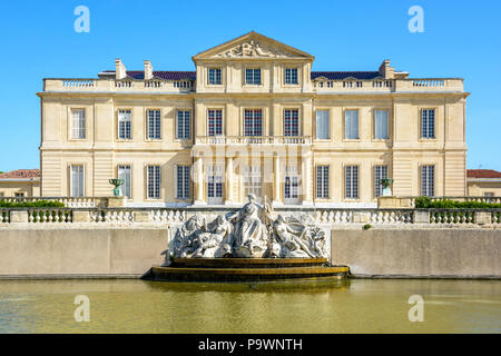 Vorderansicht des Borely Schloss und sein Becken mit behauene Brunnen, Statuen und Strahlwasser in Borely Park in Marseille, Frankreich. Stockfoto