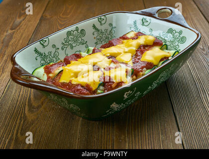 Zucchini Enchiladas Roll-Ups mit tomatillo Soße Stockfoto