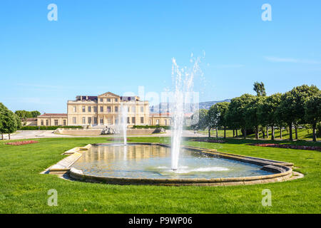 Die borely Schloss und sein französischer Garten mit Becken, Wasserdüsen und Blumenbeete in der Borely Park in Marseille, Frankreich. Stockfoto