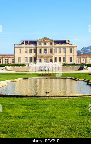 Ansicht des Borely Schloss und sein französischer Garten mit Becken, Rasenflächen und Blumenbeeten im Borely Park in Marseille, Frankreich. Stockfoto