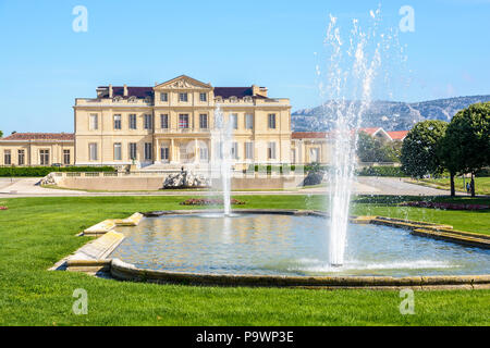 Die borely Schloss und sein französischer Garten mit Becken, Wasserdüsen und Blumenbeete in der Borely Park in Marseille, Frankreich. Stockfoto