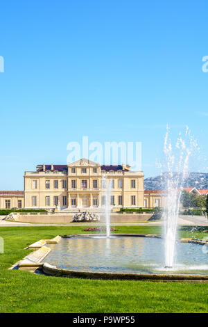 Die borely Schloss und sein französischer Garten mit Becken, Wasserdüsen und Blumenbeete in der Borely Park in Marseille, Frankreich. Stockfoto