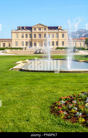 Die borely Schloss und sein französischer Garten mit Becken, Wasserdüsen und Blumenbeete in der Borely Park in Marseille, Frankreich. Stockfoto