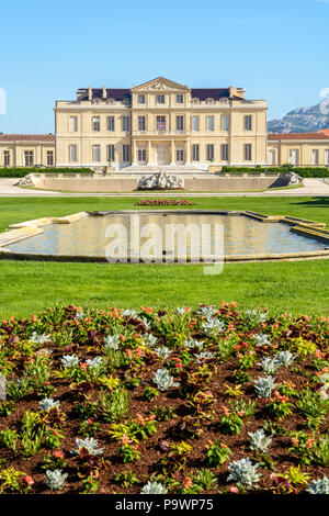 Ansicht des Borely Schloss und sein französischer Garten mit Becken, Rasenflächen und Blumenbeeten im Borely Park in Marseille, Frankreich. Stockfoto