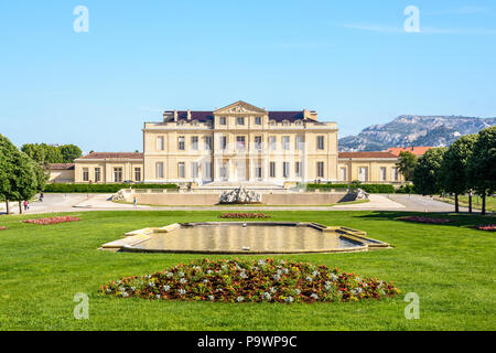 Ansicht des Borely Schloss und sein französischer Garten mit Becken, Rasenflächen und Blumenbeeten im Borely Park in Marseille, Frankreich. Stockfoto