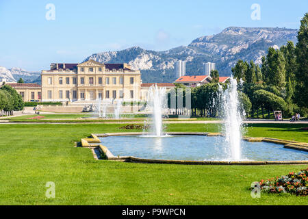 Die borely Schloss und sein französischer Garten mit Becken, Wasserdüsen und Blumenbeete in der Borely Park in Marseille, Frankreich. Stockfoto