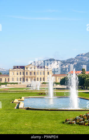 Die borely Schloss und sein französischer Garten mit Becken, Wasserdüsen und Blumenbeete in der Borely Park in Marseille, Frankreich. Stockfoto