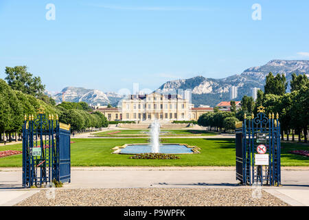 Die borely Schloss und sein französischer Garten mit Becken, Wasserdüsen und Blumenbeete in der Borely Park in Marseille, Frankreich. Stockfoto