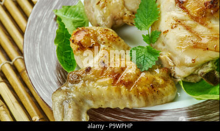 Buttermilch Brined gegrilltes Hähnchen, getränkt mit einer Mischung aus Buttermilch, brauner Zucker, und Hot Sauce Geschmack und Saftigkeit zu gewährleisten Stockfoto